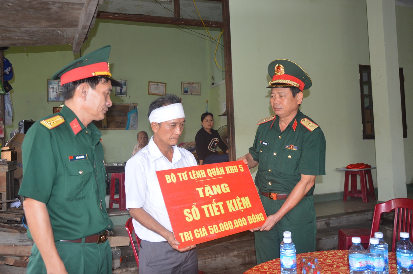 Quân khu 5 trao tiền hỗ trợ các gia đình có người chết do mưa lũ